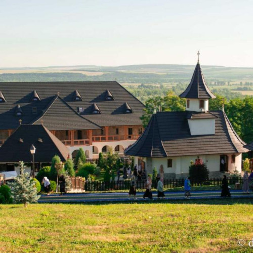episcopul de huși va oficia liturghie la mănăstirea din botoșani