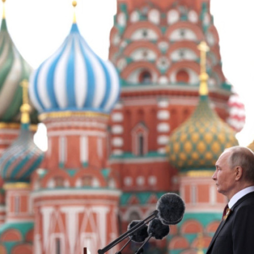 Un membru al gărzii de corp a lui Vladimir Putin a fost surprins cu o dronă interceptoare la paradele de la Moscova