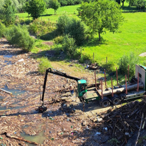 Autoritățile au început curățarea lacului de acumulare Izvorul Muntelui de sutele de tone de deșeuri aduse de viiturile de acum o săptămână
