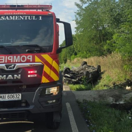 Accident rutier în apropierea Clujului: șoferița și doi copii evaluați medical