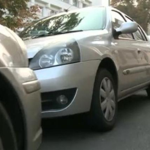 Strada Tipografiei din Cluj, scena zilnică de trafic agitat și parcare neregulamentară