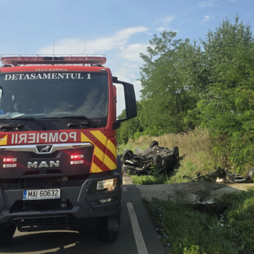 accident rutier la Jucu: o femeie și doi copii răniți după ce mașina s-a răsturnat