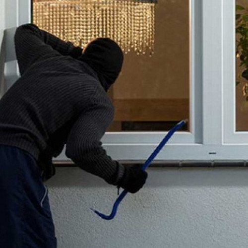 Un hoț a spart două case în Vama - 3.000 de lei recuperat