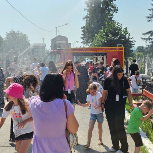 la școala de vară de la biserica "Pacea" din Botoșani, copiii au avut ocazia să învețe despre siguranță alături de pompieri