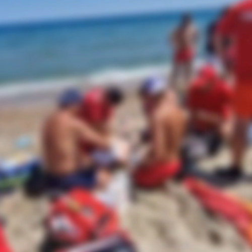 Un tânăr resuscitat pe plaja din Eforie Sud după ce a intrat în apă cu un rucsac plin cu nisip