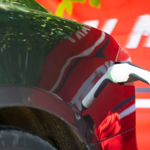 Cum să alegi cea mai bună stație de încărcare pentru mașina electrică acasă sau la birou