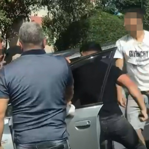 Trei bărbați au agresat un alt bărbat pe o stradă din cartierul Grigorescu, în Cluj-Napoca, într-un incident violent surprins video. Aflați în plin trafic, agresorii au început o altercație bruscă, vizibilă pentru martorii aflați în zonă.