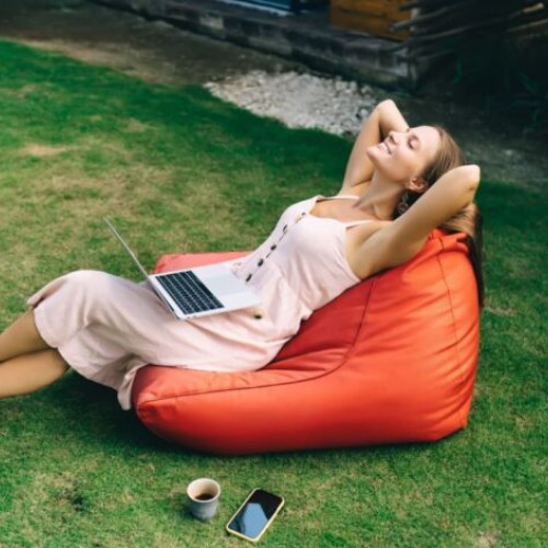 Idei simple pentru amenajarea unei zone de relaxare cu fotolii cu puf în grădină