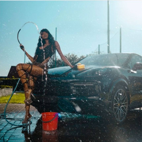 Naomi lansează piesa „Like That”, o melodie plină de atitudine și energie