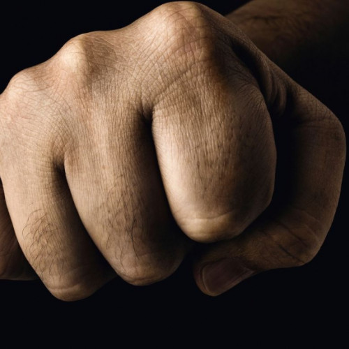 Un tânăr din județul Galați a avut o zi de 30 de ani pe care nu o va uita niciodată. În loc de o aniversare fericită, a petrecut timpul în arest și cu cătușe, după un incident petrecut cu o seară înainte.