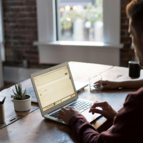 Tânăr din Cluj-Napoca, în căutarea unui job part-time în condiții dificile