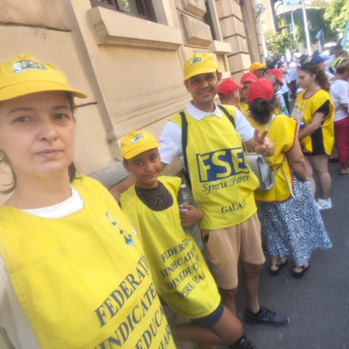 Protestele cadrelor didactice continuă în București și în alte orașe, inclusiv luni, 4 august. Deși ministrul Educației, Daniel David, a transmis mesaje pe rețelele de socializare despre inutilitatea acestor manifestații și despre beneficiile noii legi a educației, profesorii nu renunță și vor să organizeze proteste până la declanșarea grevei generale programate pentru 8 septembrie.