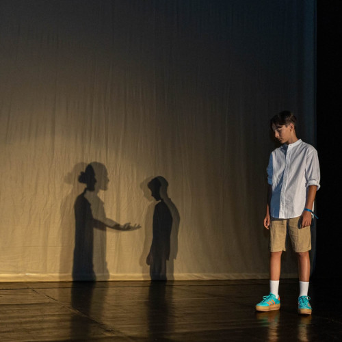 Un copil de 11 ani devine actor în spectacolul „Inima de copil” al teatrului din Târgu Jiu