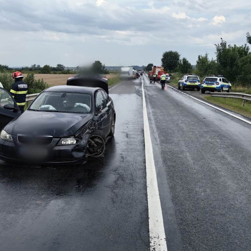 Accident grav pe DN1 în județul Sibiu: un tânăr din Alba a intrat pe contrasens și a lovit un microbuz