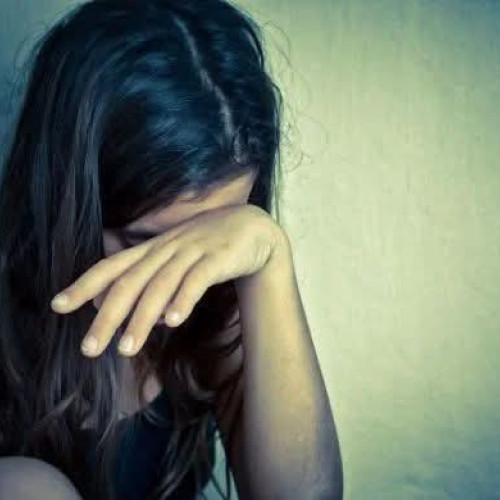 tânără de 23 de ani, propusă pentru arest preventiv pentru violență și lipsire ilegală de libertate
