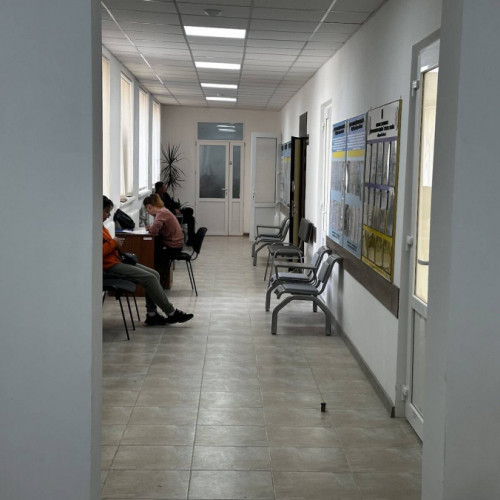 Începând cu 1 august, au intrat în vigoare noile măsuri de austeritate impuse de guvernul condus de Ilie Bolojan. Potrivit Ministerului Sănătății, aceste schimbări au avut ca rezultat privarea anumitor categorii de persoane de asigurarea gratuită în sistemul public de sănătate. Casa Națională de Asigurări de Sănătate (CNAS) atrage atenția asupra listei de persoane care și-au pierdut statutul de asigurat, pentru a beneficia de servicii medicale fără plată.