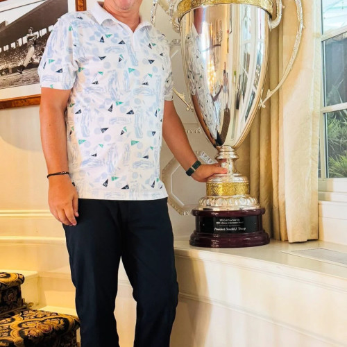 Victor Ponta, fost premier și fost deputat de Gorj, a participat recent la turneul de golf de la Clubul National Trump Bedminster. Turneul a fost câștigat de președintele Donald Trump, conform unei fotografii postate de Ponta. În imagine, Trump este învingător la Campionatul Seniorilor de la Bedminster din 2025, cu un scor brut de 69 și un scor net de 67, notează asingerj.ro.
