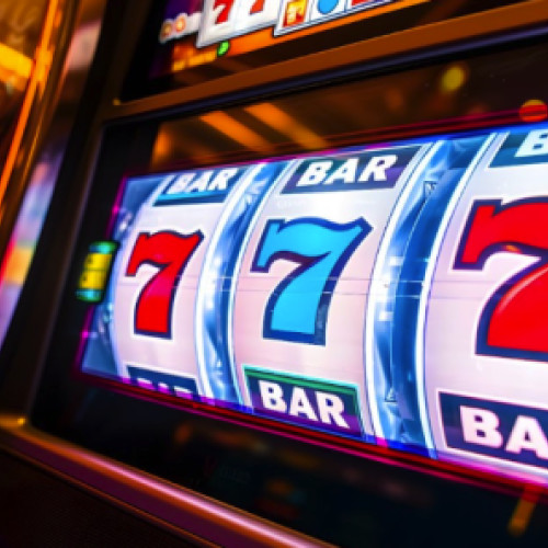 În ultimele ani, modul în care românii interacționează cu jocurile online a evoluat semnificativ, notează site-ul emaramures.ro. Dacă înainte prioritatea era câștigul rapid și adrenalina rezultatelor mari, acum se observă o schimbare majoră spre prudență și control.