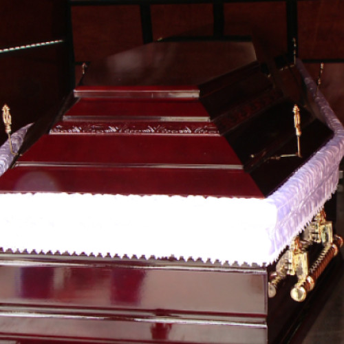 Administratorul unei firme de servicii funerare din Botoșani, anchetat după intervenția neautorizată asupra unei femei decedate