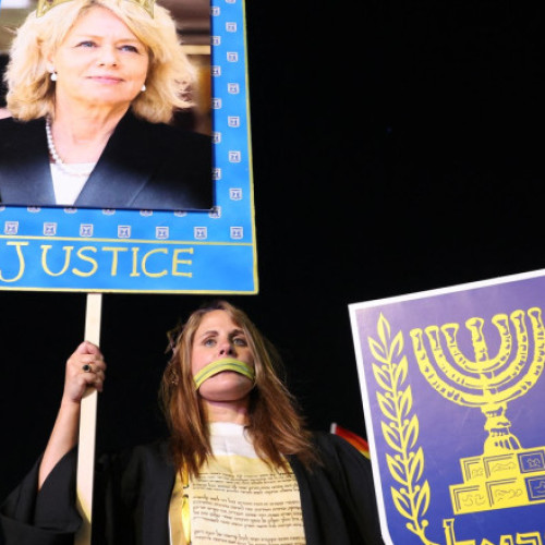 Guvernul israelian a decis luni, în unanimitate, să-l demită pe procurorul general Gali Baharav-Miara, într-un pas care a stârnit tensiuni majore în sistemul juridic și politic al țării. Decizia vine după luni de confruntări intense între guvern și oficialul juridic, iar consecințele sale pot avea repercusiuni importante asupra statului de drept, notează The Times of Israel.