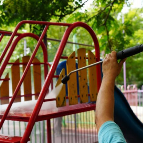 Primăria Sectorului 3 face controale și acțiuni de curățenie la locurile de joacă