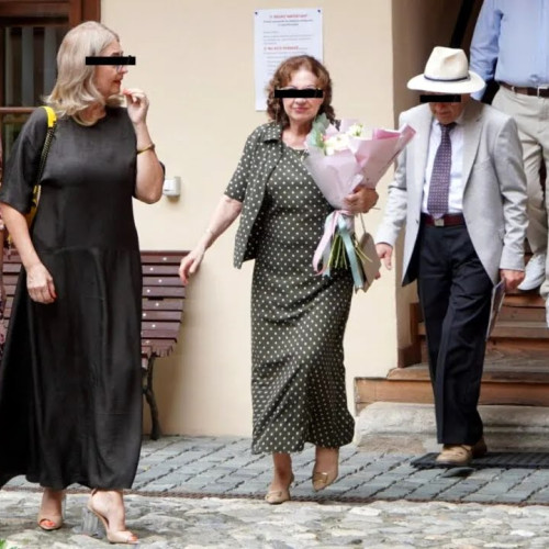 Un bărbat din Sibiu, în vârstă de 91 de ani, s-a căsătorit cu partenera sa, în vârstă de 74 de ani. Potrivit site-ului asingerj.ro, fiica bărbatului, Diana P., a fost împotriva acestei uniuni și a depus o opoziție oficială pentru a încerca să oprească oficierea căsătoriei. Aceasta susține că tatăl ei a fost influențat negativ de noua parteneră și că motivul principal al căsătoriei nu este dragostea, ci interesele financiare.