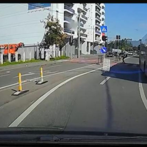 incident în trafic într-o intersecție aglomerată