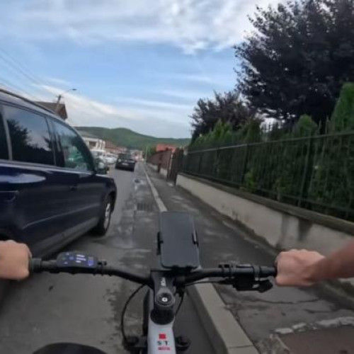 Un biciclist aproape a fost lovit de o mașină, deși a semnalizat clar intenția de virare la stânga