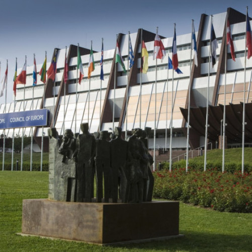 românia a înregistrat progrese limitate în combaterea corupției, fiind capabilă să implementeze doar două dintre cele 26 de recomandări formulate în raportul de monitorizare al Grupului statelor împotriva corupției (GRECO). Potrivit unui raport publicat marți, din cele 24 de recomandări rămase, doar 2 au fost complet aplicate, iar 22 au fost implementate parțial. GRECO, care face parte din Consiliul Europei, a atras atenția asupra faptului că eforturile țării se află încă în fază incipientă în domeniul promovării integrității în rândul funcțiilor de conducere din guvern și forțele de ordine. Conform raportului, legislația privind etica și conduita trebuie consolidată, fiind necesară elaborarea unor ghiduri, sesiuni de instruire și monitorizare strictă pentru implementarea completă.