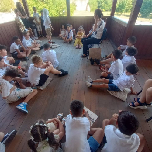 copii curioși și dornici de aventură în vacanța de vară la muzeu