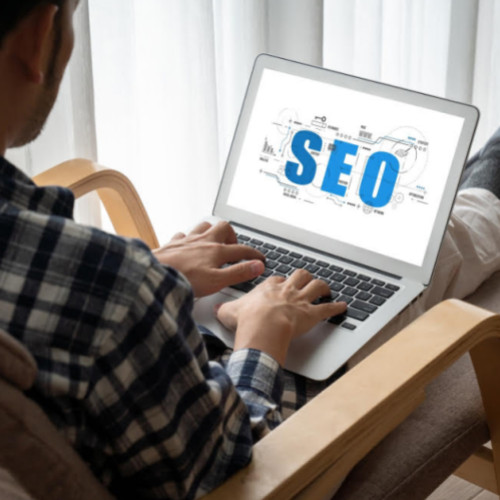 SE Ranking a achiziționat platforma de social media Planable pentru a dezvolta soluții integrate în era AI