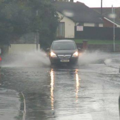 Furtuna Floris a afectat puternic Regatul Unit în cursul zilei de luni, aducând rafale de vânt ce au atins viteze de până la 200 km/h. Potrivit specialiștilor, vremea extremă a provocat căderea copacilor și avarierea rețelelor de distribuție a energiei electrice. Peste 32.000 de gospodării au rămas fără curent, în timp ce echipele de intervenție au fost mobilizate pentru a restabili alimentarea cu energie, însă condițiile meteorologice severe au îngreunat lucrările, notează site-ul damboviteanul.com.