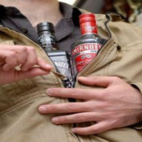 Jandarm din Gorj a salvat situația, prindând doi tineri care încercau să hoțească băuturi alcoolice în Târgu Jiu