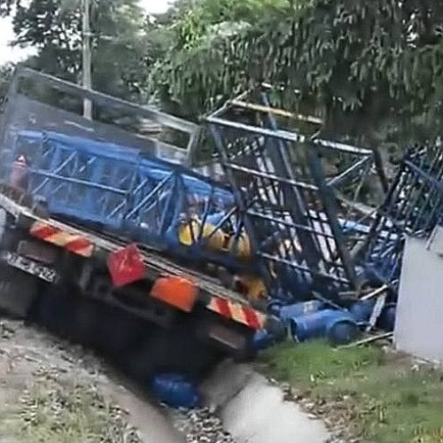 accident la udesti: utilitara cu butelii de gaz intrata in gard, zona securizata