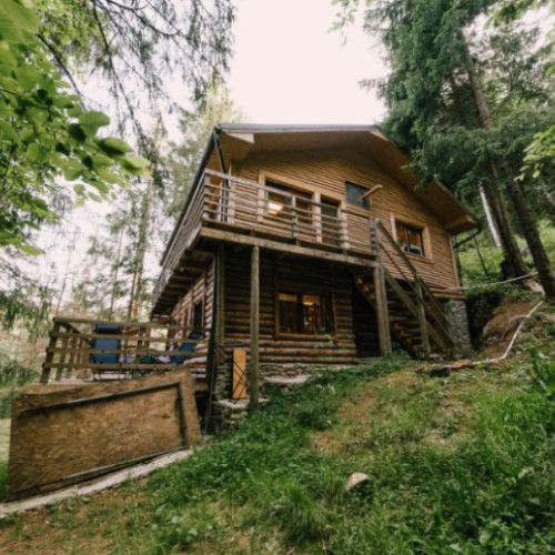 cabana de lux de la marginea rezervației naturale defileul capusului, scoasă la vânzare pe un site de prestigiu