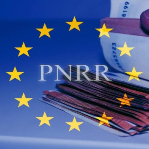 Suspendarea fondurilor din PNRR de 231 milioane de euro nu are legătură cu creșterea vârstei de pensionare sau cu modificările recente, afirmă avocatul Toni Neacșu, conform stiripesurse.ro. Potrivit acestuia, fondurile au fost suspendate în principal din cauza lipsei unei măsuri clare privind reducerea pensiilor speciale deja plătite. Neacșu notează că Bruxelles-ul nu cere schimbări în regimul de pensionare pentru viitor, ci o soluție precisă pentru reducerea costurilor cu pensiile speciale deja în plată.