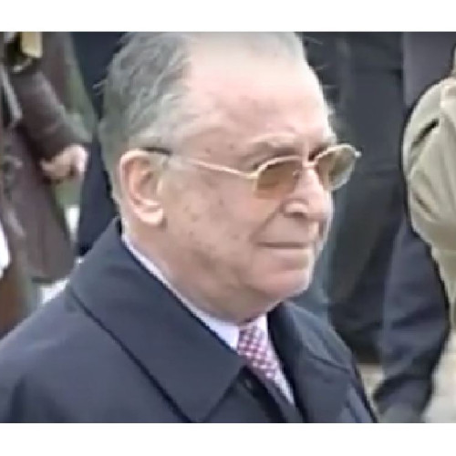 Ion Iliescu, fostul președinte al României, a decedat luni la vârsta de 94 de ani, anunță surse apropiate familiei. Potrivit informațiilor citate de ziarulamprenta.ro, acesta s-a aflat în stare critică în ultimele zile, fiind internat la Spitalul Clinic de Urgență "Prof. Dr. Agrippa Ionescu" din București, unde a fost internat pe 9 iunie. Medicii au stabilit după mai multe investigații că fostul președinte suferea de cancer pulmonar, iar starea sa s-a deteriorat semnificativ, în ciuda intervenției chirurgicale din trecut, menționează sursa.