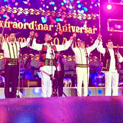 Taragotistii maramureșeni Dorin Filip și Dumitru Dobrican, invitați speciali la aniversarea a 50 de ani de activitate artistică, au participat la celebrul festival „Cântecele Munților”. Organizat de Ansamblul Profesionist „Junii Sibiului”, evenimentul a fost unul dintre cele mai importante din acest an, adunând pe scenă artiști din toate regiunile țării.