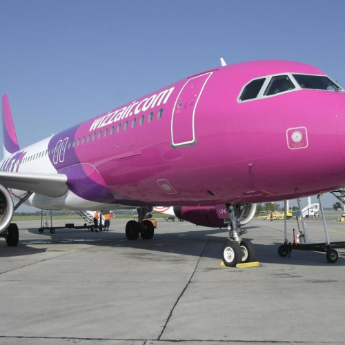 Român obligat de instanţă să primească despăgubiri de 40.000 de euro de la Wizz Air pentru anularea zborului fără explicații
