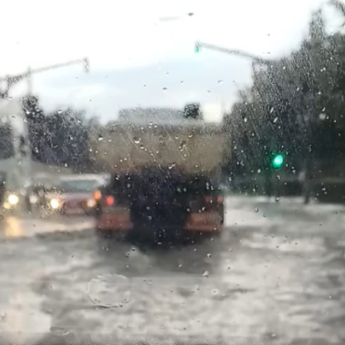 Clujul, orașul care odată avea planuri pentru navigabilitatea Sării, a devenit acum un punct de interes pentru curioși din cauza inundațiilor. Strada Cornelui Copou a fost, din nou, afectată de ploi torențiale, transformându-se într-un lac temporar. Potrivit stiridecluj.ro, traficul a fost grav perturbat, iar mașinile au avut dificultăți mari în a trece prin apă, unele fiind nevoite să navigheze în ape adânci.