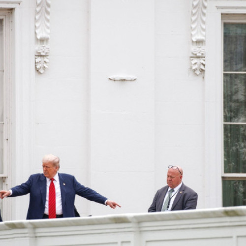 Trump a glumit despre rachete nucleare pe acoperișul Casei Albe