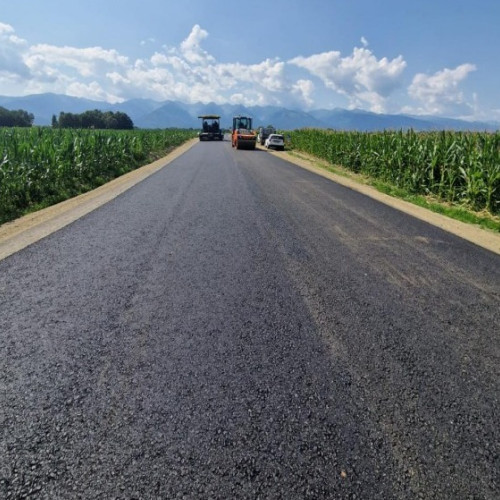 Modernizarea drumului județean DJ 103D Vistea de Jos - Vistea de Sus, realizată de autoritățile din Brașov, a ajuns la 60% progres, după verificările făcute marți, 4 august. Președintele Consiliului Județean Brașov, Adrian Vestea, a declarat că lucrările au început în aprilie și valorează peste 21 de milioane de lei, fiind finanțate din bugetul județului.