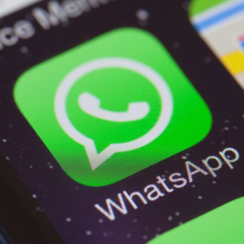 WhatsApp a eliminat 6,8 milioane de conturi legate de escroci în prima jumătate a anului, a declarat compania mamă Meta, relatează digi24.ro. Potrivit companiei, multe dintre aceste conturi erau conectate la centre de escrocherii din Asia de Sud-Est, unde organizațiile criminale foloseau adesea munca forțată pentru a-și desfășura activitatea.