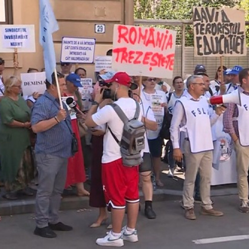 elevii și profesorii protestează pentru a-și apăra drepturile în fața ministerului educației