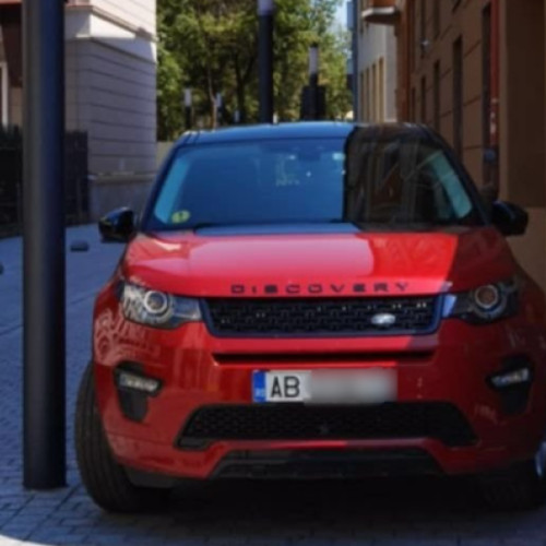 șofer care a parcat pe trotuar în centrul orașului Cluj, criticat de localnici