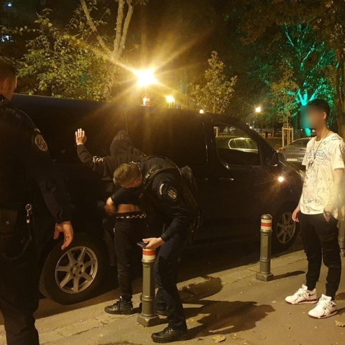 bărbat reținut de jandarmi după ce a predat voluntar un cuțit de peste 20 cm