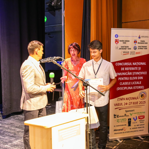 Elevi iubitori de istorie din întreaga țară s-au reunit la Vaslui pentru etapa națională a Concursului de referate și comunicări științifice pentru elevii de liceu, disciplina istorie. Chiar dacă este vacanță, tinerii au participat cu entuziasm la competiție.