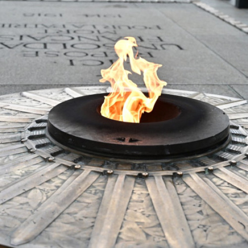 Bărbat arestat după ce și-a aprins țigara cu flacăra Mormântului Soldatului Necunoscut din Paris