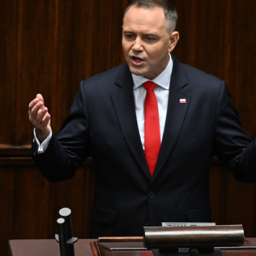 Karol Nawrocki a preluat oficial funcția de președinte al Poloniei, depunând jurământul miercuri, și a fost prezentat cu un discurs clar și ferm despre politicile pe care le va urmări. Liderul național-conservator a subliniat că va fi opozant al „imigratiei ilegale” și al adoptării monedei euro în Polonia, afirmând că „Nu imigratiei ilegale, nu euro”.