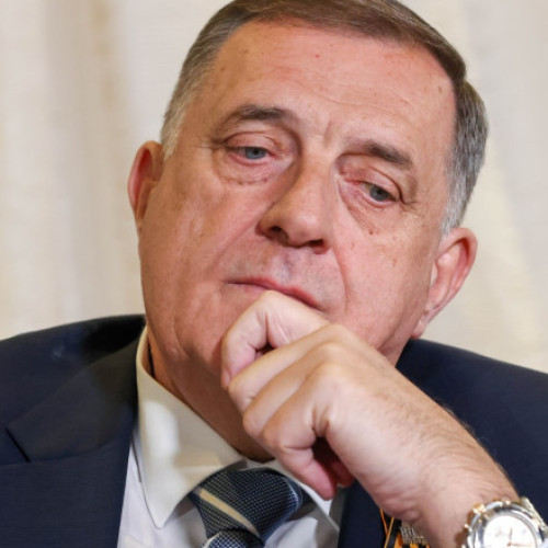 Milorad Dodik, liderul politic al sârbilor din Bosnia, a fost oficial demis din funcția de președinte al entității sârbe, anunță Comisia Electorală. Decizia a fost luată după condamnarea sa pentru încălcarea mandatului unui trimis internațional care avea misiunea de a aplica acordul de pace în Bosnia. Dodik, în vârstă de 66 de ani, a fost condamnat vineri de o curte de apel din Sarajevo la un an de închisoare și la interdicția de a ocupa funcția de președinte al Republicii Srpska (RS), timp de șase ani.